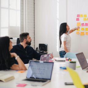 Exploration approfondie du social learning : Avantages, défis et opportunités !